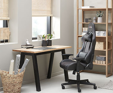 Arbeidsstasjon med skrivebord med sorte ben og naturfarget eikeplate og gamingstol