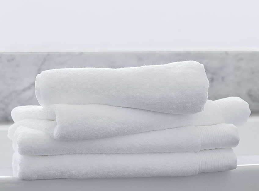 Hvite håndklær i en stabel på badet