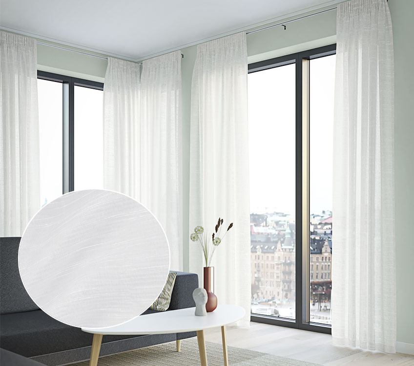 Lysfiltrerende off-white gardiner med marmorert mønster i en stue
