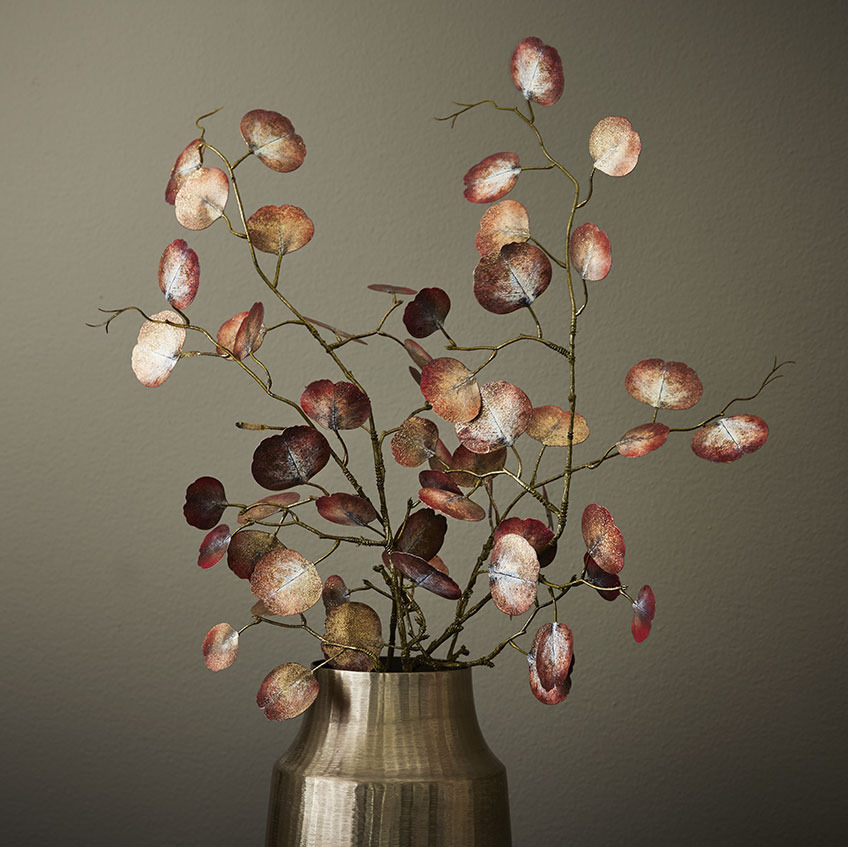 Gullvase vase med kunstige blomster