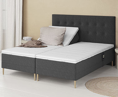 Regulerbar seng med trådløs fjernkontroll. Innebygd regulerbar bunn og pocket-fjærer, polstret med polyeterskum
