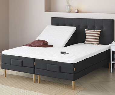 Regulerbar seng med trådløs fjernkontroll. Madrassen er inndelt i 7 komfortsoner som gir ergonomisk korrekt støtte