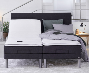 Regulerbar seng med trådløs fjernkontroll. 2 vendbare madrasser med pocket-fjærer, polstret med polyesterskum. Madrassene er inndelt i 7 komfortsoner som gir korrekt og optimal støtte