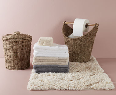 Kurver, håndklær og badematte på et bad