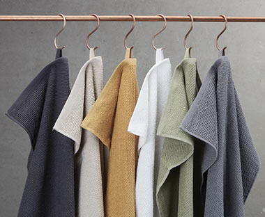 Håndklær i ulike farger i 100% bomull