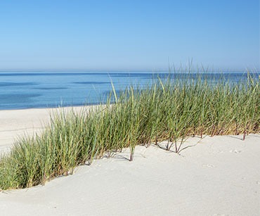 En strand i Danmark med blått hav