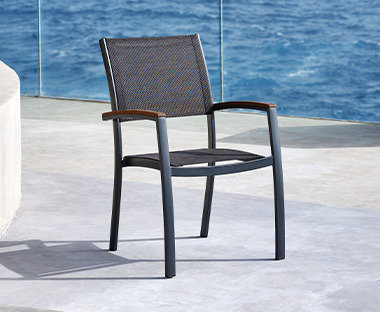 Stablestol til uteplassen med armlener laget av aluminium, textilene og oljebehandlet FSC®-hardtre