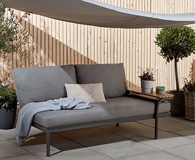 Loungesofa i teak og stål med grå sofaputer