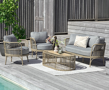 Naturfarget 5-seters loungesett med elegante detaljer på både bord, stol og hagesofa