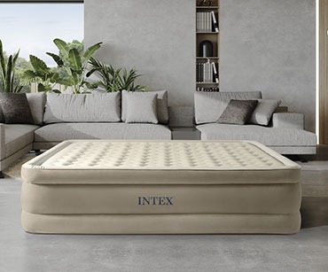 Eksklusiv og høy oppblåsbar madrass brukt som ekstraseng i en stue