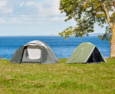 2 telt på en slette. Teltene har overduk i polyester med vanntette, forseglede sømmer og vannsøyletrykk på 1500 mm 