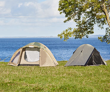 To telt på en åpen gresslette