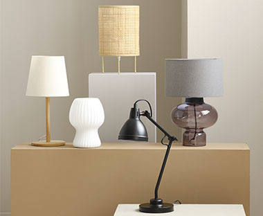 Bordlamper i ulike former, design og materialer med spennende form som gir et soft lys