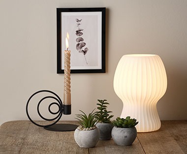 Bordlampe med spennende form som gir et soft lys