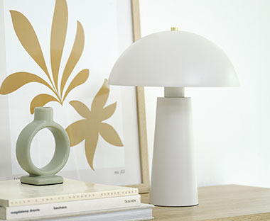 Elegant og enkel lampe i varm hvitfarge som gir et mykt og behagelig lys