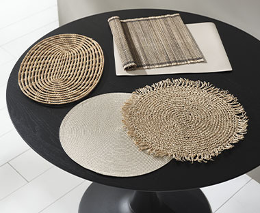 Oval, runde og rektangulære spisebrikker på et bord 