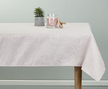 Hvit bordduk med diskret mønster