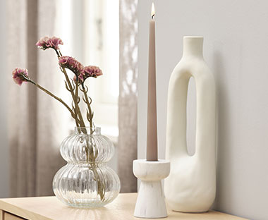 Liten glassvase, lysestake med marmormønster og skulpturell hvit vase
