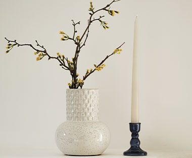 Offwhite vase med kunstige grener med gule blomster