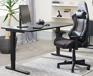 Komfortabel gamingstol og skrivebord med heve og senkefunksjon