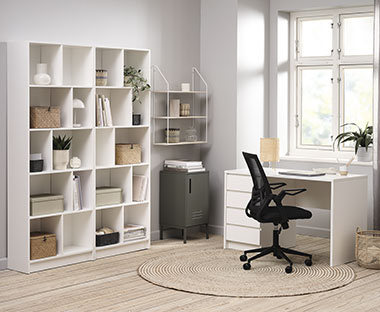 Lyse kontormøbler bestående av hvite reoler med god plass til oppbevaring på et hjemmekontor