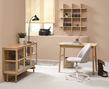 Natrufarget vitrineskap, hylle og skrivebord på et kontor med en lys kontorstol