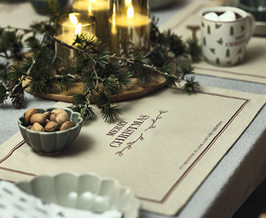 Juledekket bord med spisebrikke