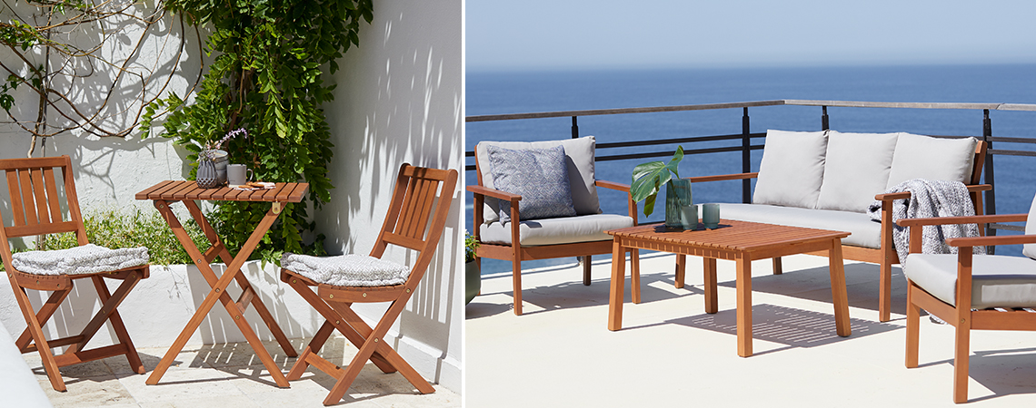 Hage kafè sett i tre med bord og 2 stoler på en terrasse og loungesett i tre på en balkong ved havet