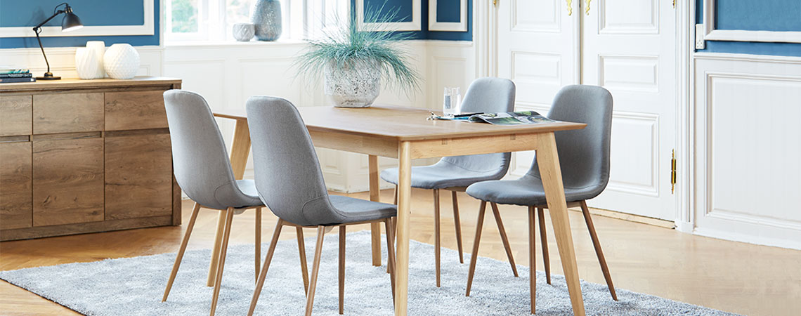 Eik spisebord og grå spisestoler i en stilig spisestue
