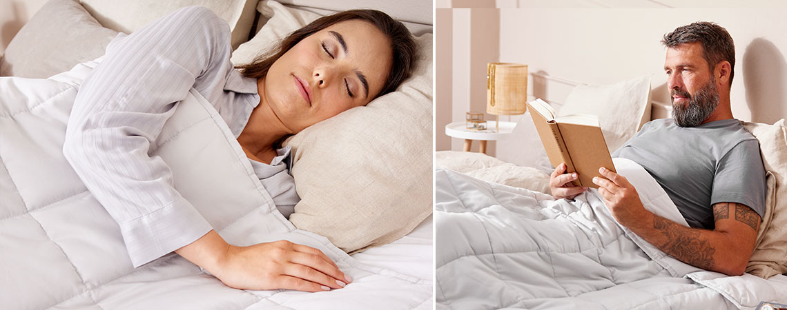 Kvinne som sover under en  vektdyne  og mann som leser i sengen