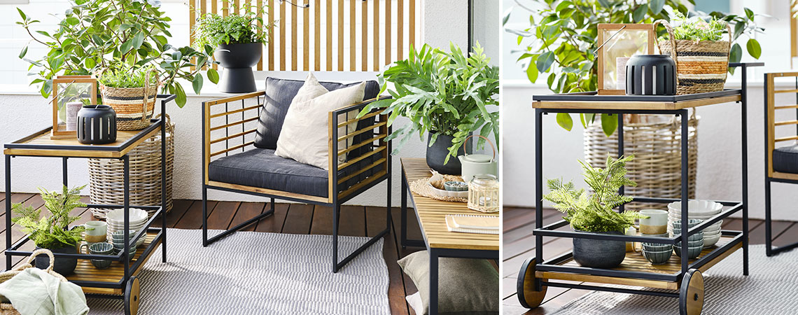 Balkong dekorert med loungestol, benk og trillebord