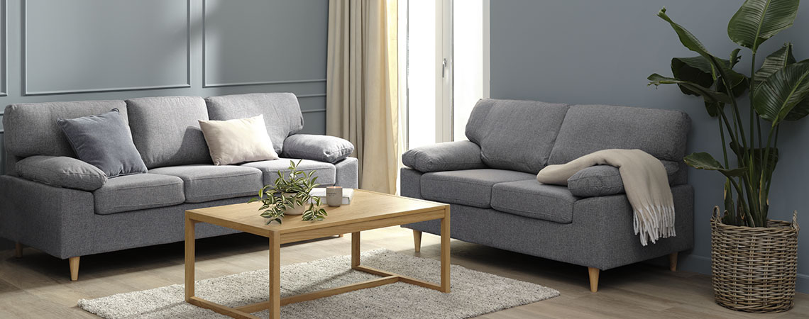 Stue med grå sofaer og bord