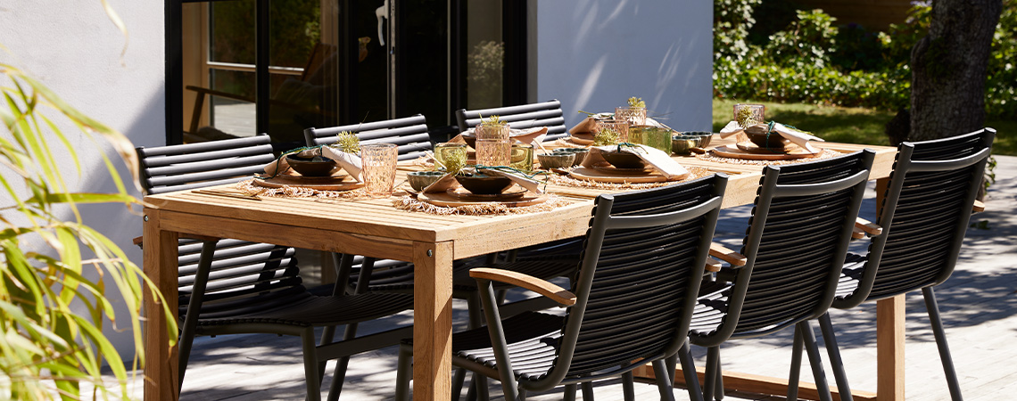 Spisegruppe med seks spisestoler på en terrasse