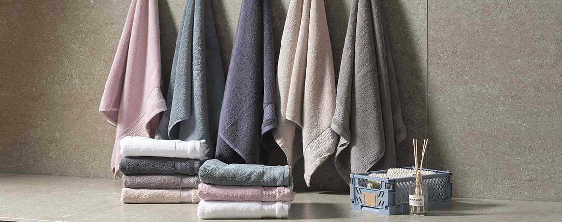 Håndklær i forskjellige farger henger på badet 