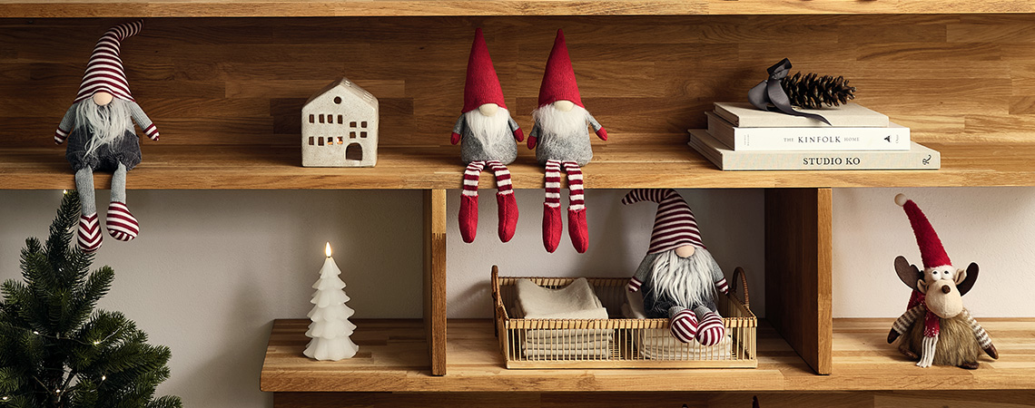 Julenisser og nissefigurer i en stue pyntet til høytiden 