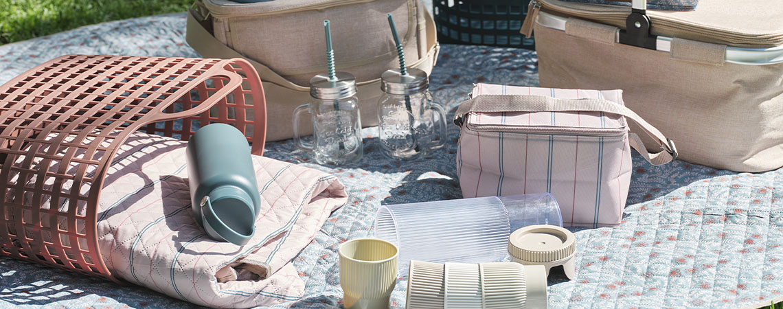 Essensielle produkter for utendørsbruk og piknik: krus, drikkeglass, kjølebager og pikniktepper
