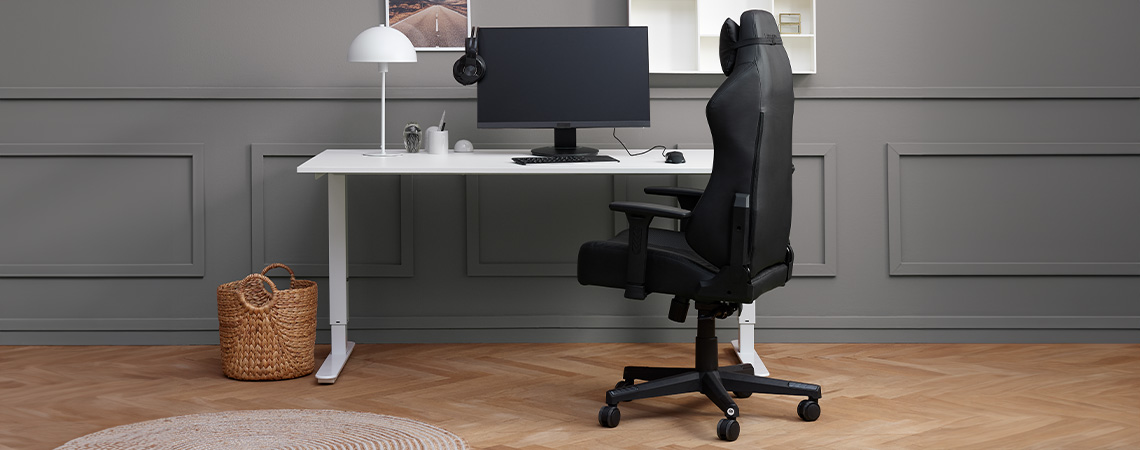 Stilren, elegant og ergonomisk gamingstol ved et skrivebord 
