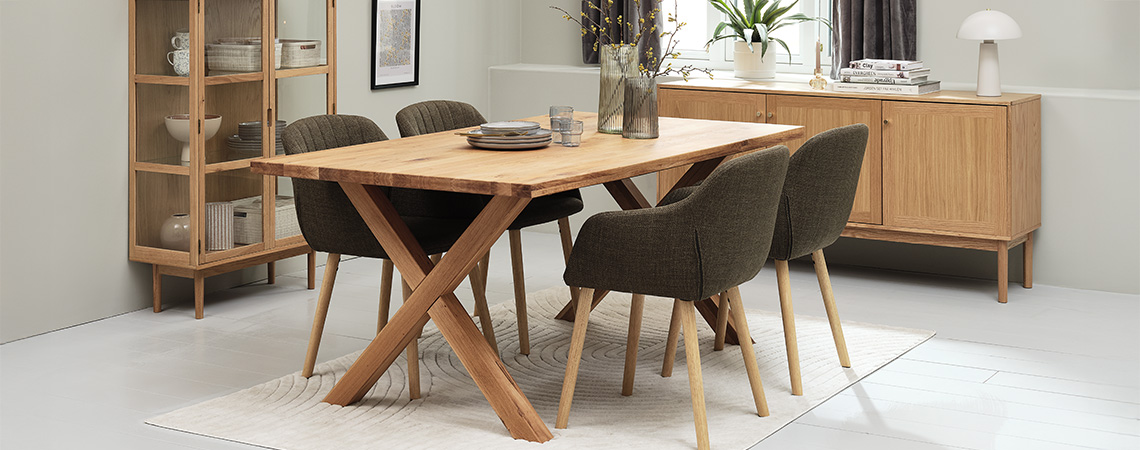 Lær mer om FSC® og produkter laget med trebaserte materialer FSC®-sertifiserte møbler i massivt tre og finér som spisebord, vitrineskap og skjenk i spisestuen