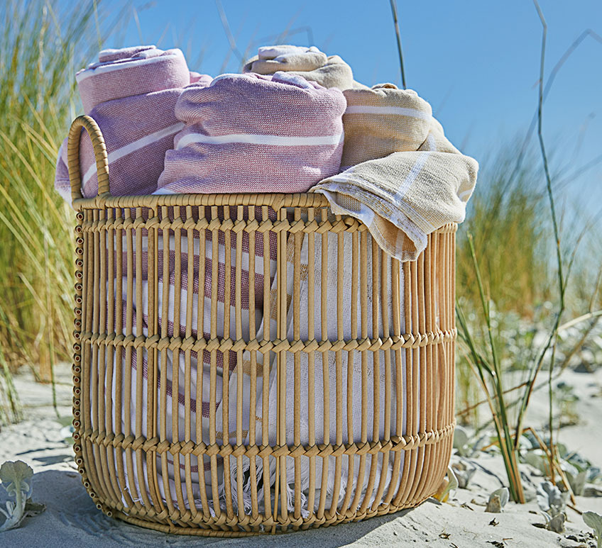Kurv med håndklær på en strand 