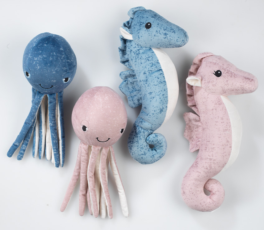 Kosedyr til barn formet som blekksprut og sjøhest i rosa og blått