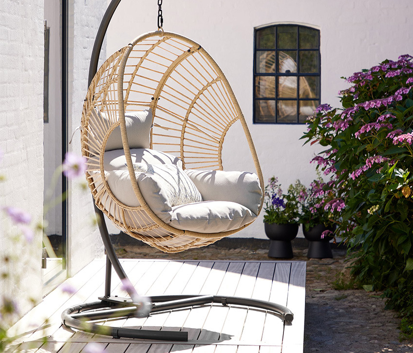 GJERN hengestol Naturfarget hengestol på en terrasse