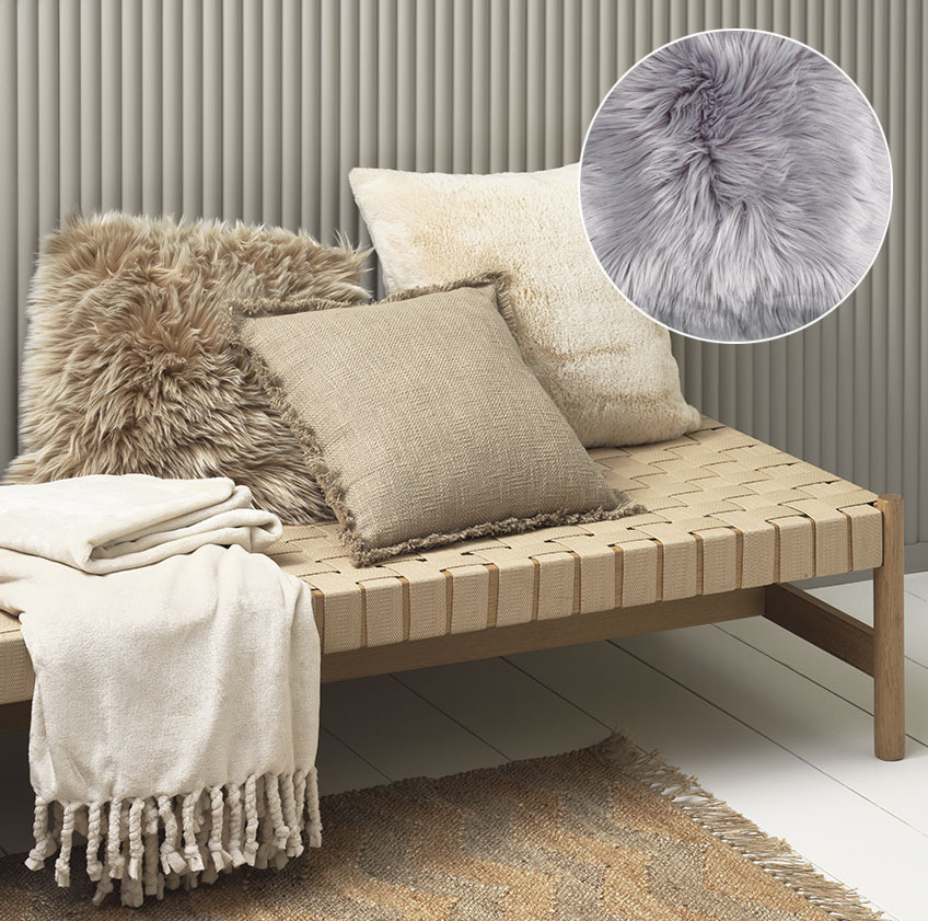 VADEHAVET sofaseng med TAKS pute (tilgjengelig i beige og grå) og BONDEROSE fleecepledd Sofaseng med pelspute i imitert pels og fleecepledd