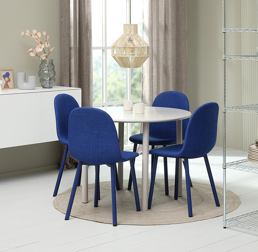 Koboltblå spisestol og rundt spisebord i hvitt  
