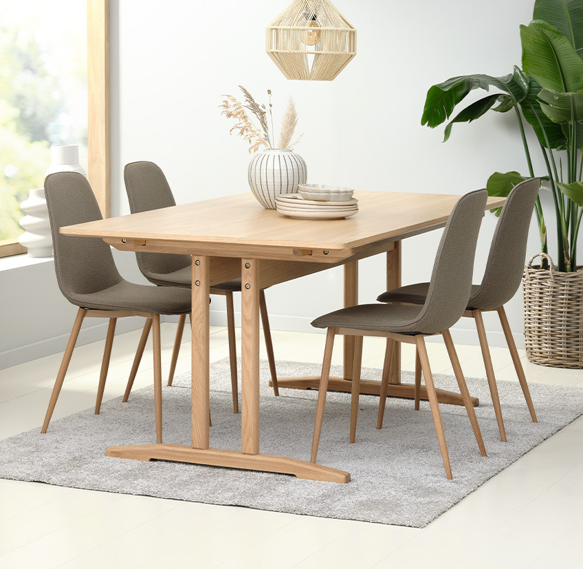 Olivengrønne spisestuestoler og et spisebord i stuen  