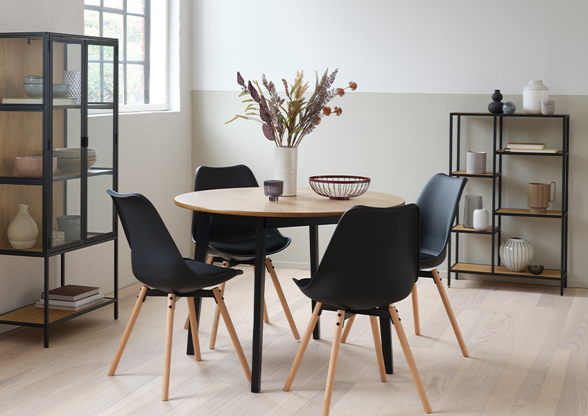4 sorte spisestoler ved et rundt bord