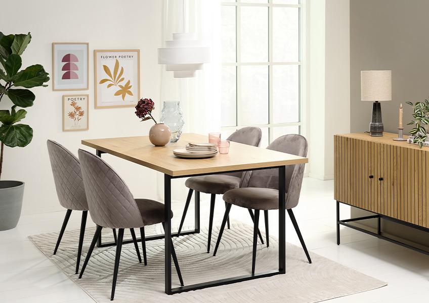 Komfortable spisestoler ved et spisebord