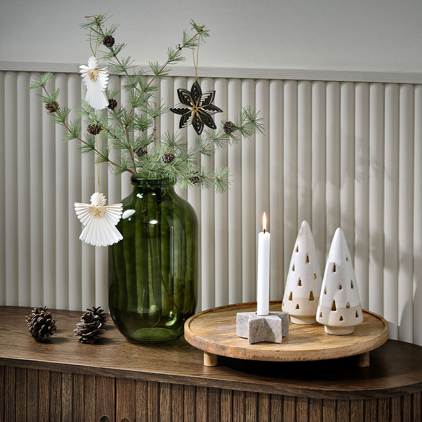 COVELLIN julepynt, RUTILKVARTS lysestake og VILJE juletredekorasjon med LED-lys Kunstig grankvist i grønn glassvase med skandinavisk juledekor