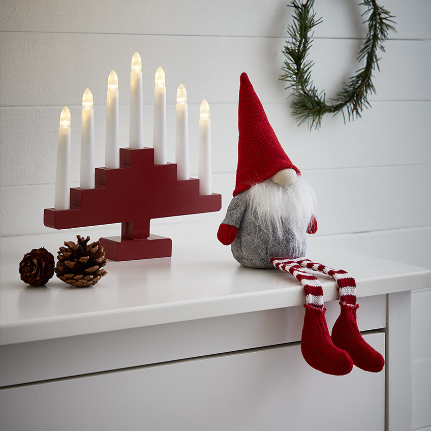 MOLDAVIT julenisse og HILDEGUN adventsstake Julenisse med stort skjegg, spiss rød lue og stripete strømper