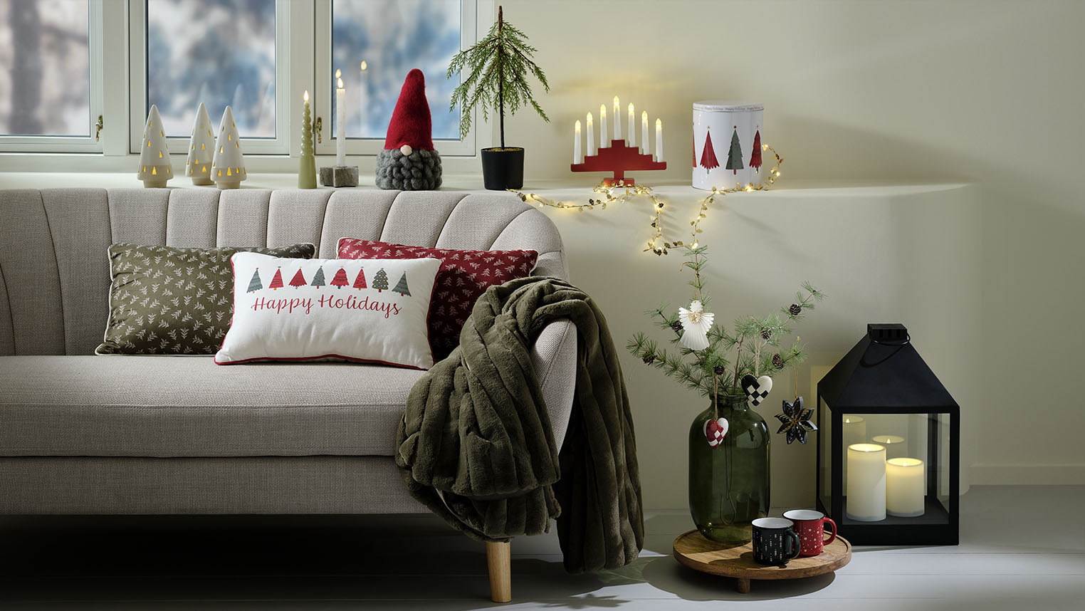 Koselig stue dekorert med skandinavisk juledekor