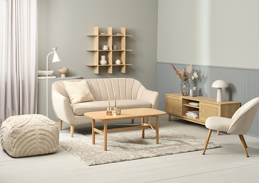 Beige 2-seters sofa i et lyst rom med lyse møbler
